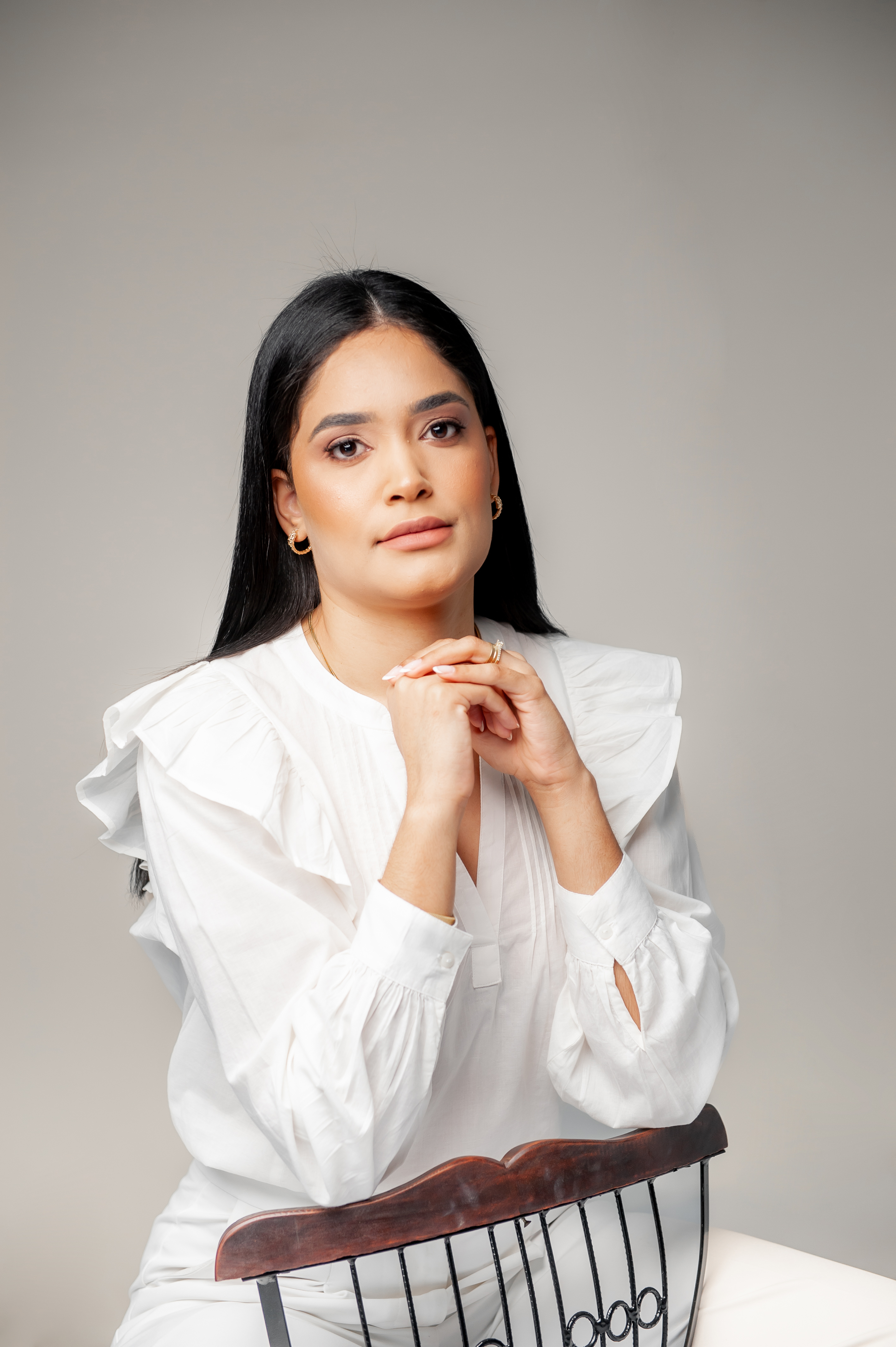 Foto profissional da esteticista Ingrid Dantas sorrindo.