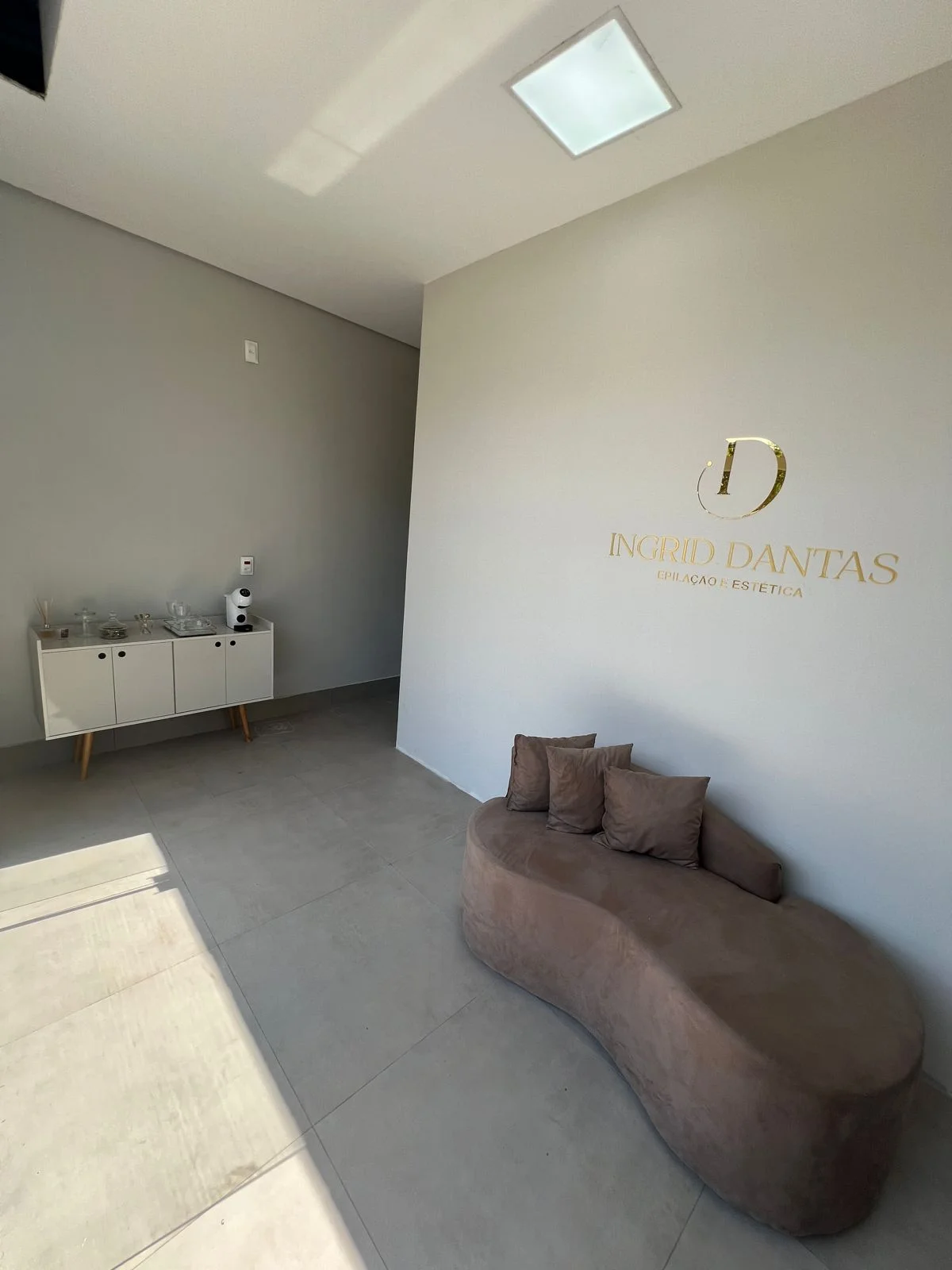 Ambiente da clínica de estética, limpo, organizado e com decoração suave.